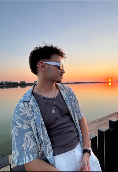 Brunet caut partenera.